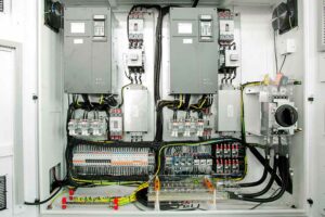 A mais avançada tecnologia de sistema de servo proporciona até 80% de redução de consumo de energia, precisão e baixo nível de ruído em operação.