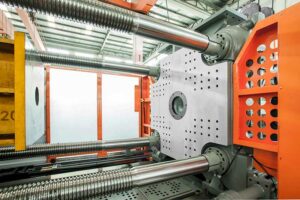 As máquinas SM-TP são produzidas com fixação de moldes e extratores no padrão métrico. Também é possível solicitar placas com rasgo T, furos de montagem ou a combinação dos dois.