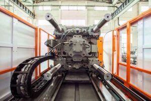 O desenho do sistema de extração, permite um grande espaço para o técnico de troca de molde e um ambiente ergonômico para trabalhar com a montagem das barras extratoras.