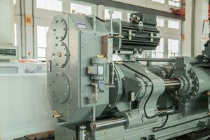 Opções de motorização E-drive para dosagem estão disponíveis. Este opcional melhora a velocidade de dosagem, economiza tempo no ciclo de produção de produtos, reduz o consumo de energia e diminui o nível de ruído.