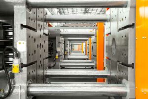 As máquinas de duas placas proporcionam uma ampla possibilidade de altura de molde e oferecem uma maior abertura, ocupando 30% a menos de espaço na fábrica.