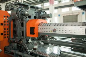 A cobertura do canhão e da rosca, totalmente baseada em SPI/CE, proporciona um ambiente de trabalho seguro para os operadores e técnicos responsáveis pela troca de molde.