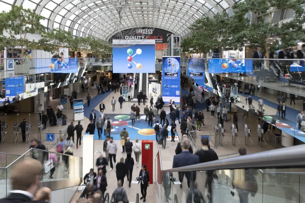 Entrada da feira K 2025 em Düsseldorf, evento mundial de moldagem por injeção da Chen Hsong